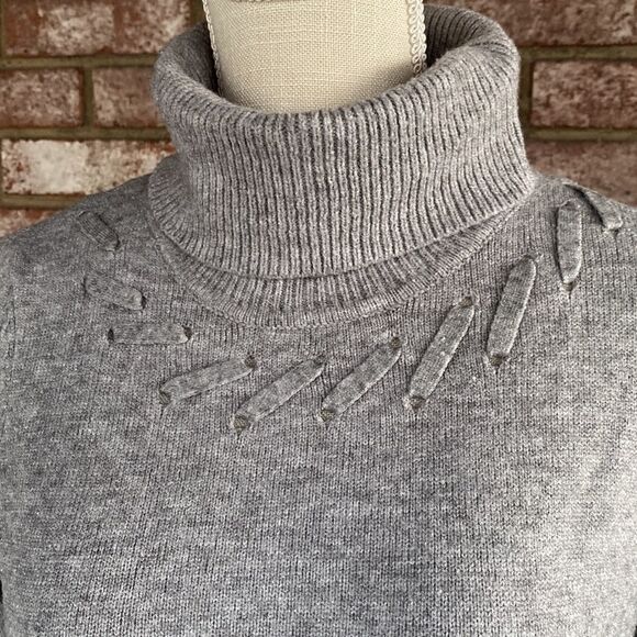 Cable & Gauge Gray Turtleneck Sweater With Lacing Detail At Neckline - Size XS - Picture 2 of 9